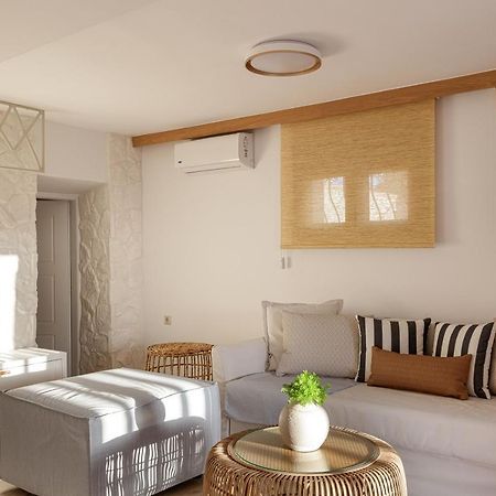 Villa Seashell -Wonderful Newly Renovated Villa On The Beach Galatas  Exterior photo