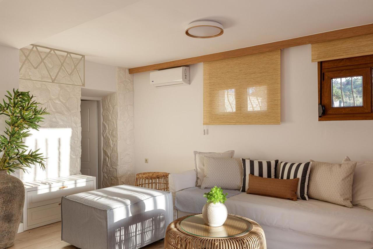 Villa Seashell -Wonderful Newly Renovated Villa On The Beach Galatas  Exterior photo