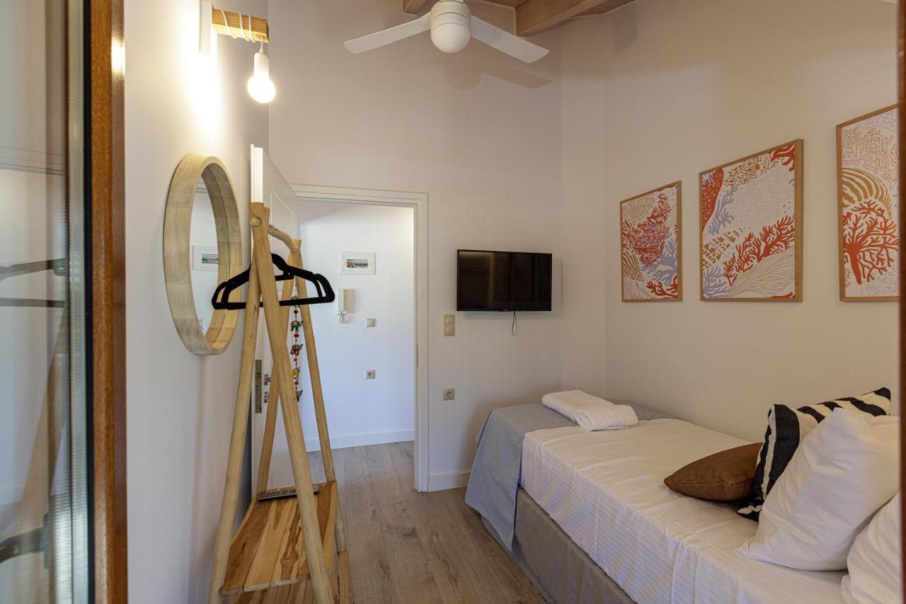 Villa Seashell -Wonderful Newly Renovated Villa On The Beach Galatas  Exterior photo