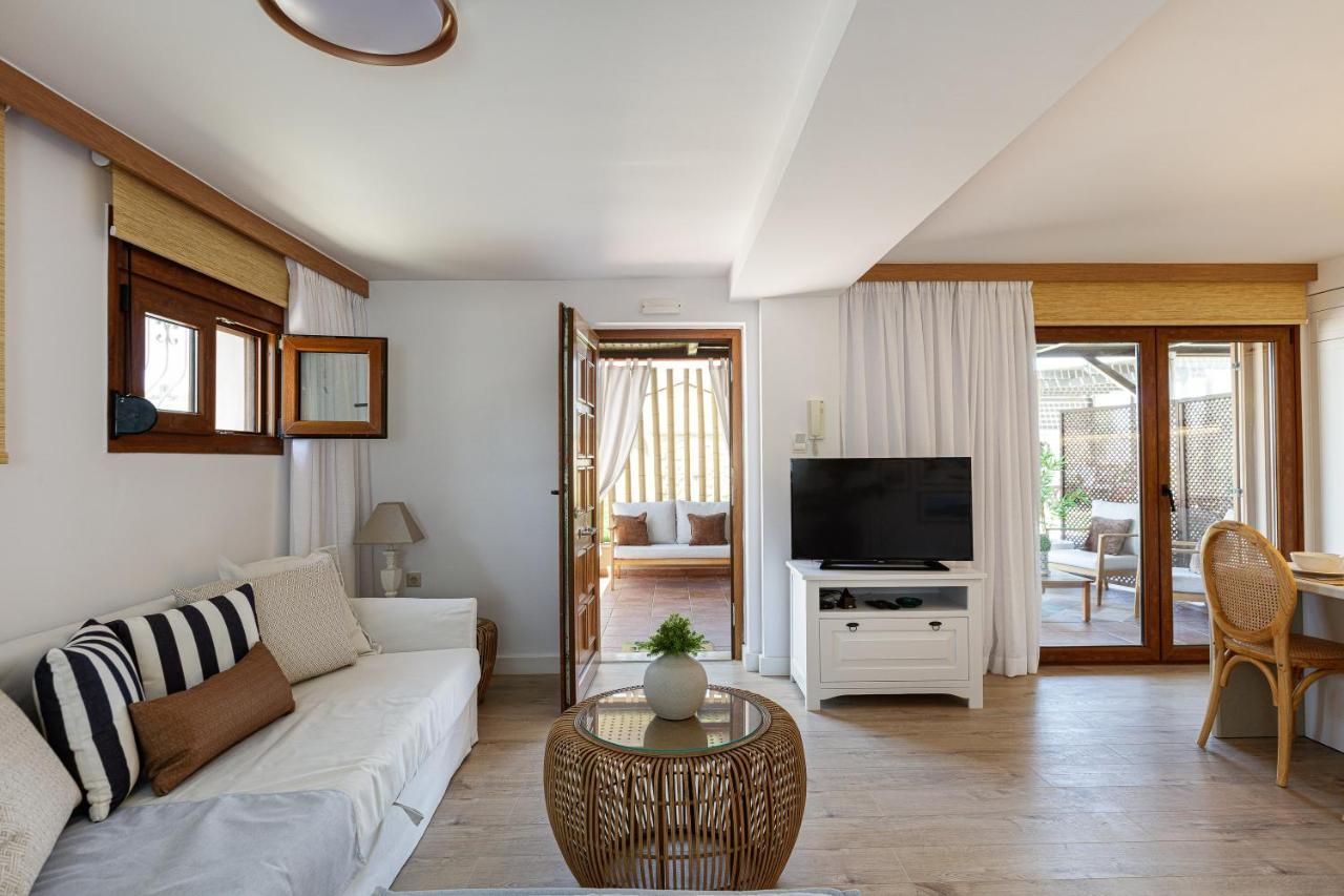Villa Seashell -Wonderful Newly Renovated Villa On The Beach Galatas  Exterior photo