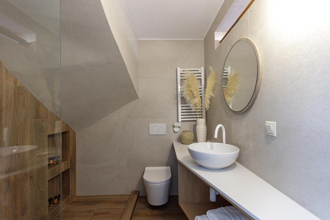 Villa Seashell -Wonderful Newly Renovated Villa On The Beach Galatas  Exterior photo