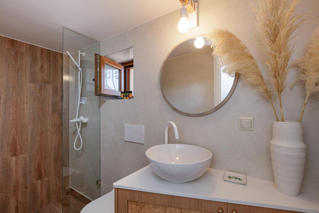 Villa Seashell -Wonderful Newly Renovated Villa On The Beach Galatas  Exterior photo