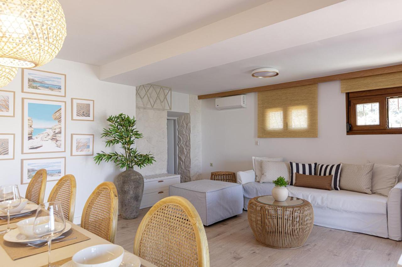 Villa Seashell -Wonderful Newly Renovated Villa On The Beach Galatas  Exterior photo