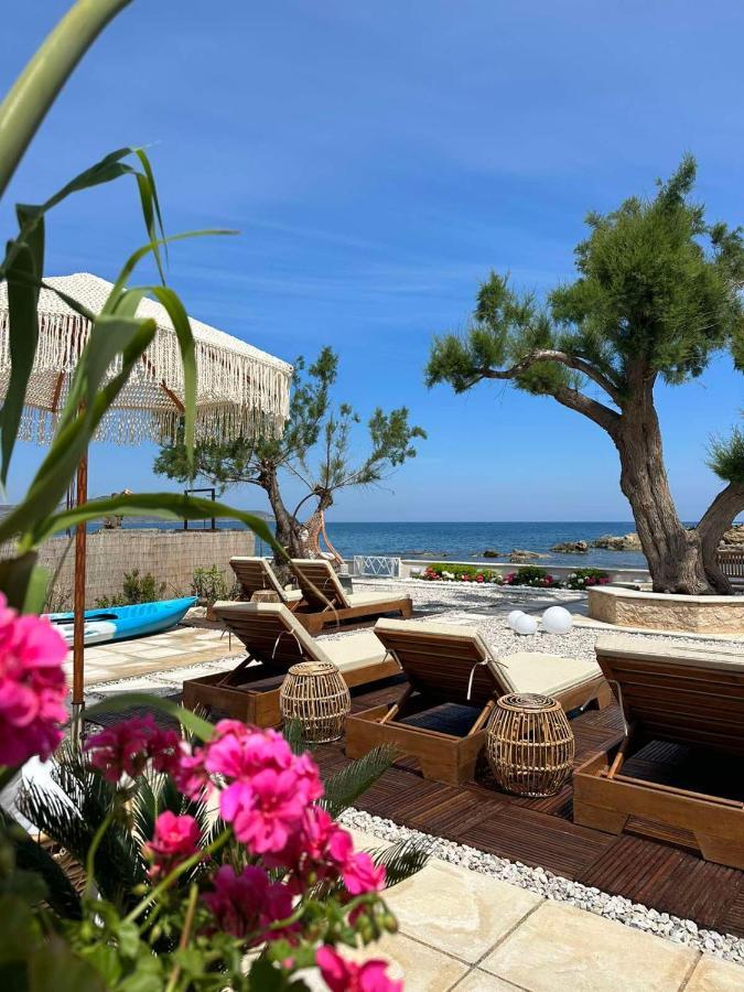 Villa Seashell -Wonderful Newly Renovated Villa On The Beach Galatas  Exterior photo